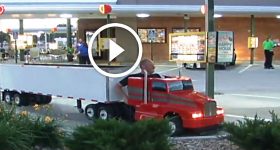 Kenworth Semi Truck Cruisin Down