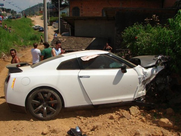 car_crash_nissan_gtr_hits_the_rear_of_vw_polo_in_brazil_side view