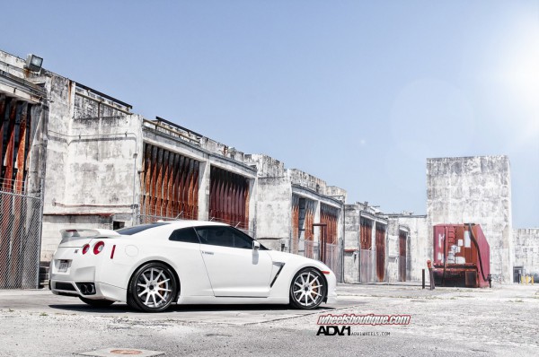 nissan_r35_gtr_on_adv10_deep_concave_wheels_right side view