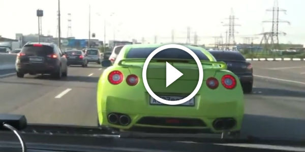 Police chase Nissan GTR through russian traffic