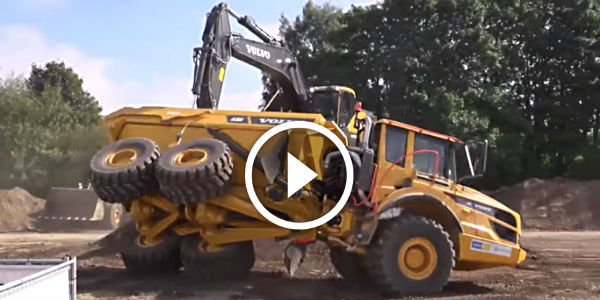 WHAT Crazy ACTION of a Volvo dumper and an excavator!