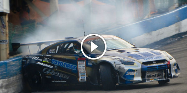 Drift GT-R misses crashing by inches! Kawabata in the GReddy R35 D1GP GT-R at Ebisu Circuit