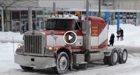 OLD PETERBILT 379 STRUGGLING IN SNOW UPHILL