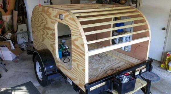 Unexperienced man assembles a trailer completely on his own