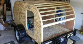 Unexperienced man assembles a trailer completely on his own - cl