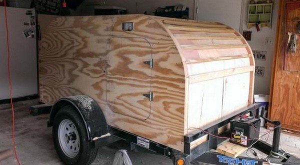 Unexperienced man assembles a trailer completely on his own - covered with wooden boards