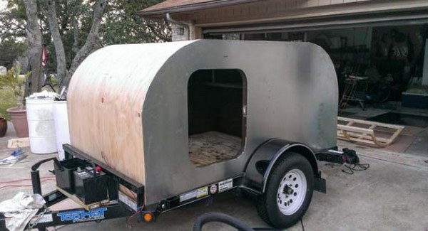 Unexperienced man assembles a trailer completely on his own - finished rear three quarters
