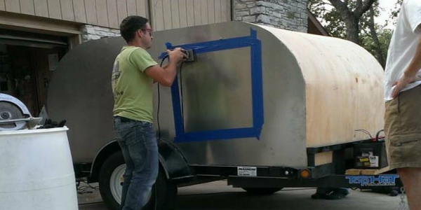 Unexperienced man assembles a trailer completely on his own - making the entrance
