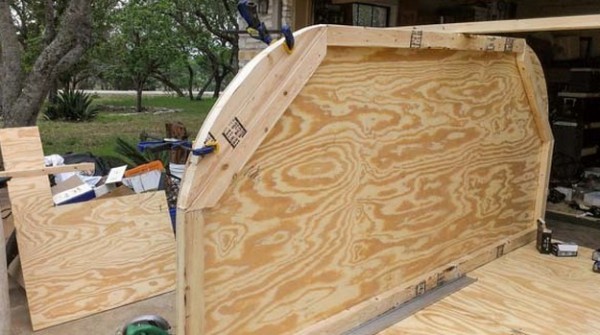 Unexperienced man assembles a trailer completely on his own - side wooden board