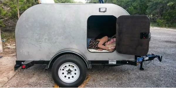 Unexperienced man assembles a trailer completely on his own - woman sleeping inside