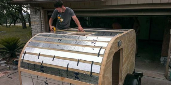 Unexperienced man assembles a trailer completely on his own - working on the roof top