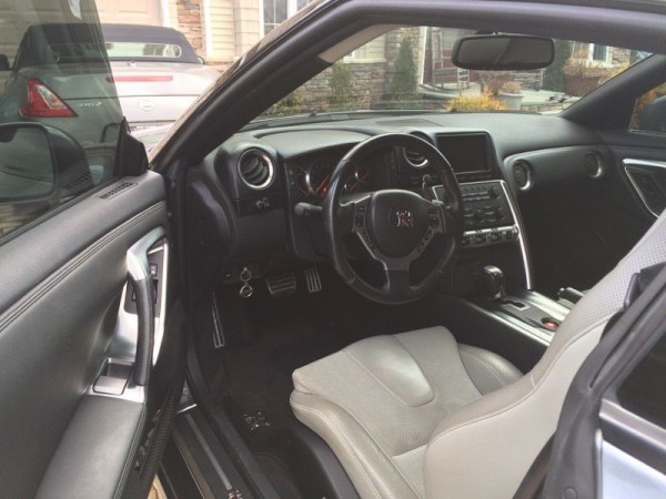 2009 Nissan GTR R35 interior