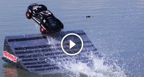Slash 4X4 Hydroplane Jump On Water!