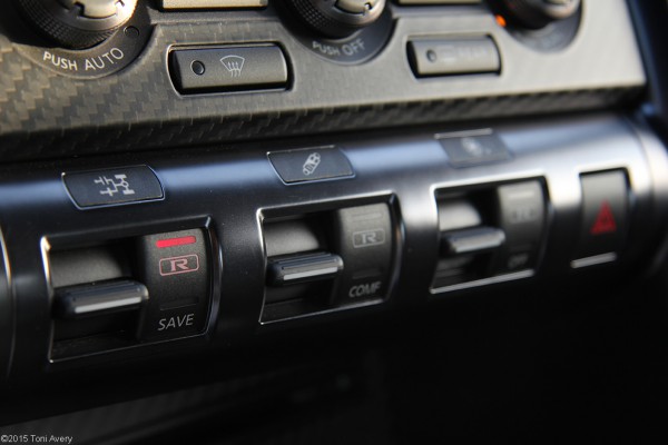 2015 Nissan GT-R modes for driving