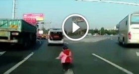 Toddler Missing after frightening fall from moving van in China