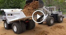 RC dump truck ACTION! Overload and stuck at the construction site