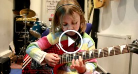7 year old guitarist Zoe Thomson plays Sweet Child O Mine by Guns n Roses