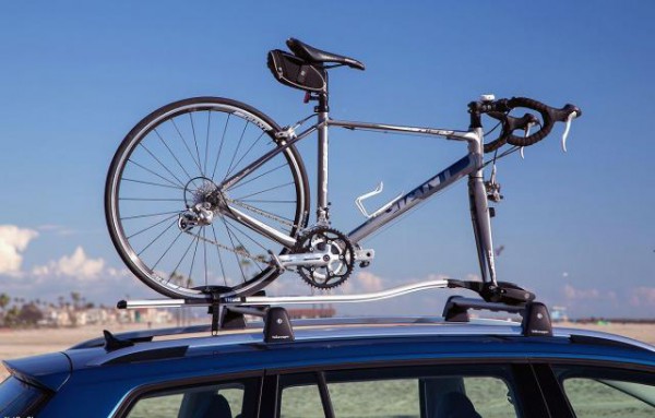 Carrying a bicycle on car rooftop