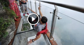 Cliff-hanging glass tianmen mountain skywalk opens in central China