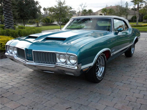 1970 Oldsmobile 442 W-30 front three quarters