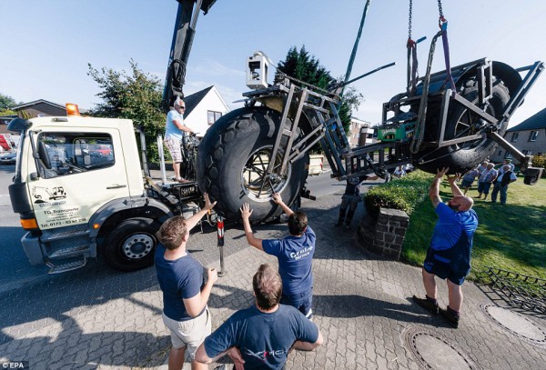 Frank Dose's largest bicycle of the world loaded on a truck