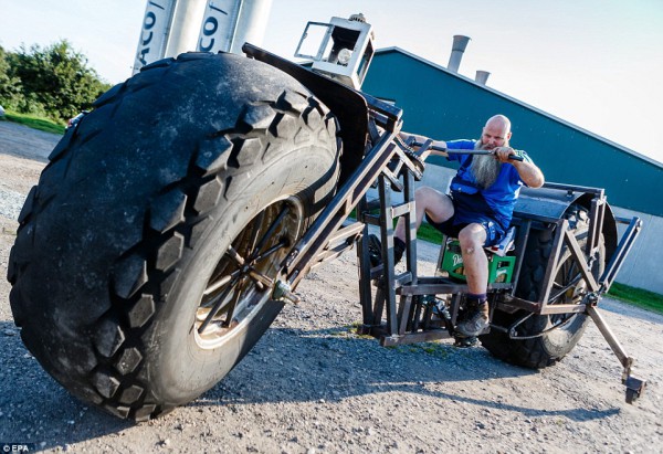 Frank Dose's largest bicycle of the world right angle front three quarters
