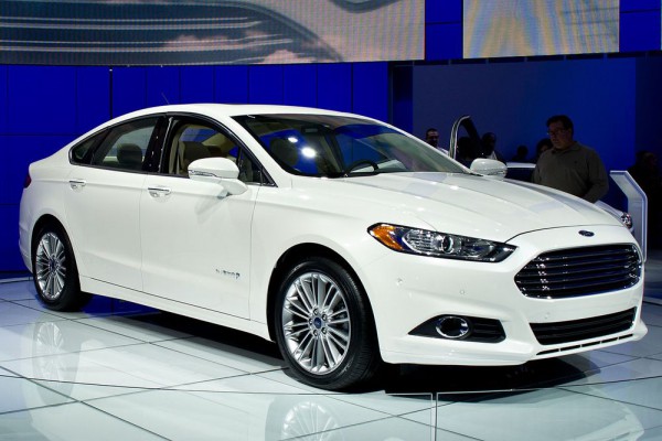 2013-ford-fusion-hybrid-front-three-quarters