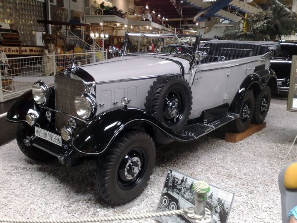 Mercedes-Benz G4 front three quarters