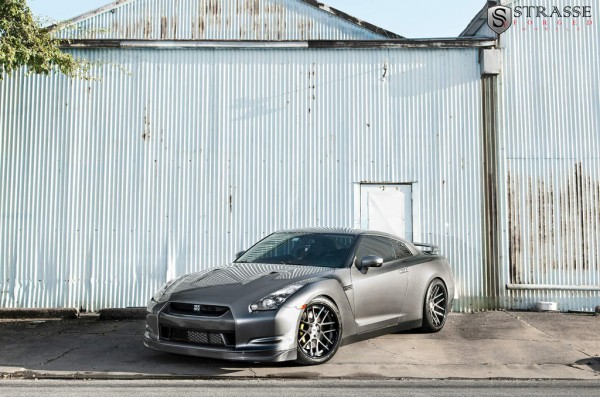 Nissan GT-R With 20 inch SM 7 Deep Concave Strasse Forged Wheels - three quarter front