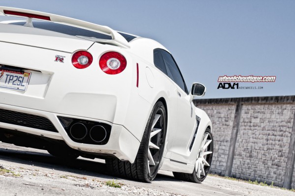 nissan_r35_gtr_on_adv10_deep_concave_wheels_rear view