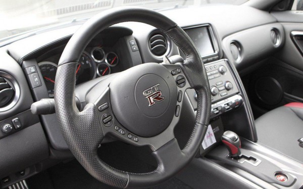official_2013_nissan_gtr_steering wheel