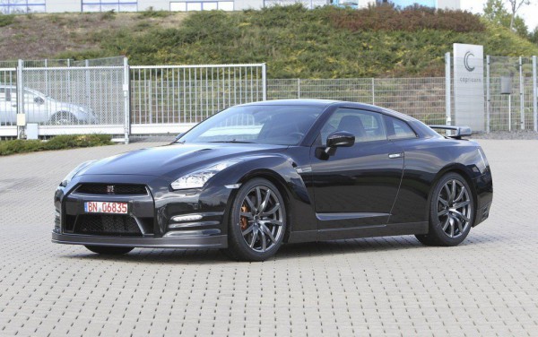 official_2013_nissan_gtr_three quarter