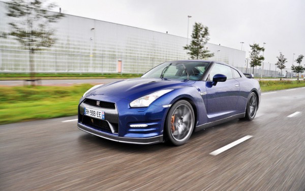 road_test_2012_nissan_gtr_front three quarter in motion