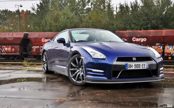 road_test_2012_nissan_gtr_front three quarter right side