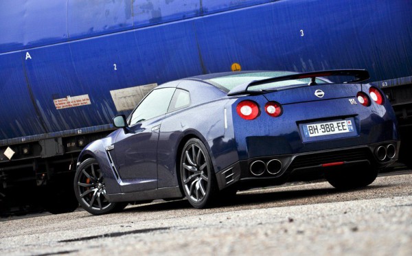 road_test_2012_nissan_gtr_rear three quarter
