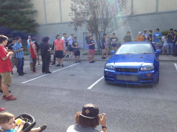 Nissan R34 GT-R - Crowd Loves You