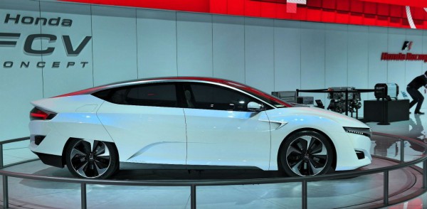 Honda FCV Concept front three quarters side view