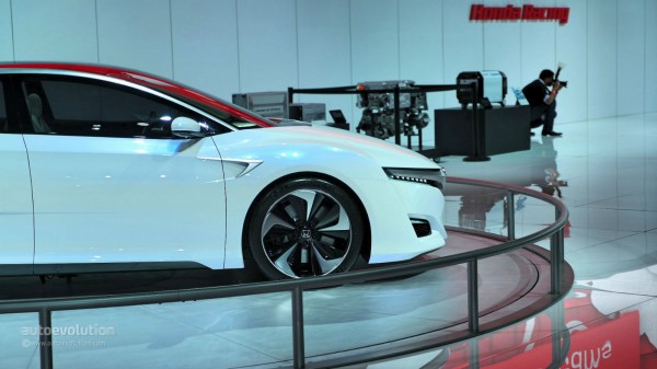 Honda FCV Concept front three quarters side view close up