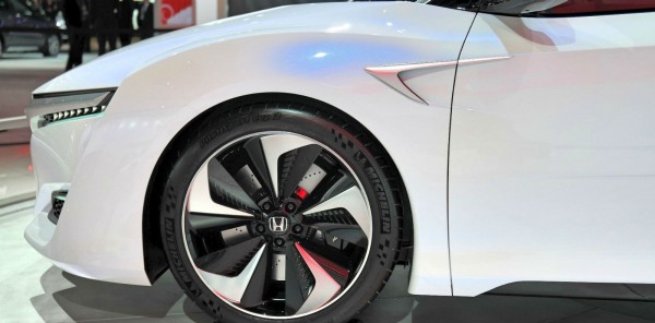 Honda FCV Concept front three quarters wheel close up