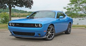 2015 Dodge Challenger Scat Pack front three quarters - cl