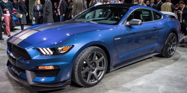 Ford Mustang Shelby GT350R front three quarters