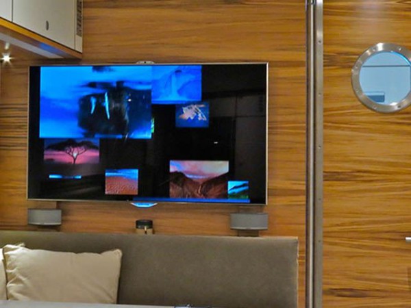 Global XRS 7200 interior TV set