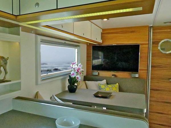 Global XRS 7200 interior dining room