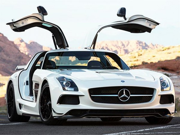 2014 Mercedes Benz SLS AMG GT front three quarters