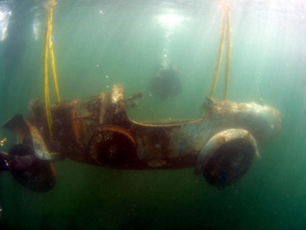 taking out the-legendary-lake-maggiore-1925-bugatti-type-22-brescia from underwater