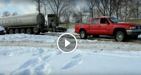 2000 Dodge Dakota 4.7 V8 Pulls Out Stuck Semi Truck from Deep Snow - Good Deed for the Day!