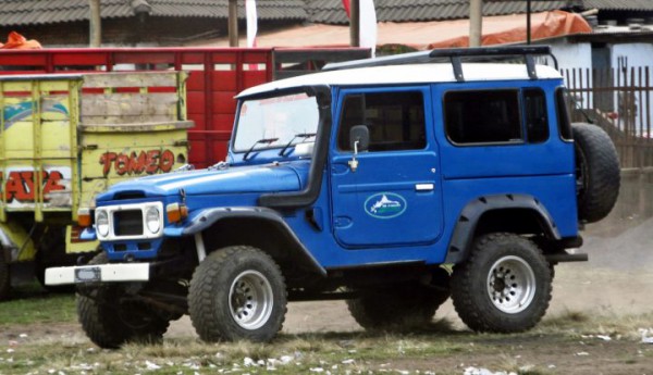 Toyota FJ40 Land Cruiser 1960-1983 side three quarters