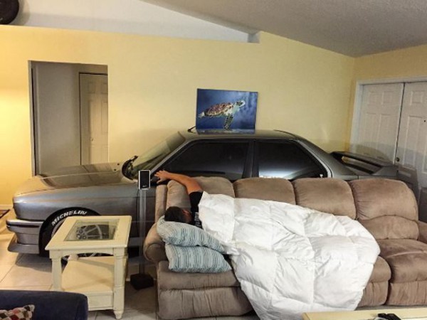 bmw-e30-m3-parked-inside-the-house-saved-from-hurricane-matthew-sleeping-next-to-the-car